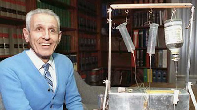 ht_jack_kevorkian_jp_111005_wmain.jpg