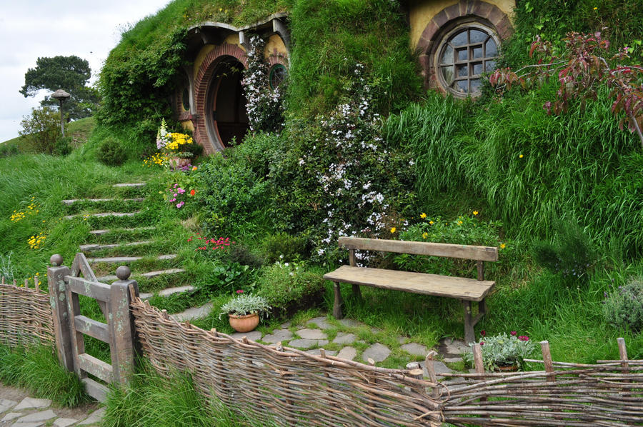 hobbiton_in_new_zealand_by_irissiel-d5q8m1v.jpg